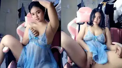 Cewek Manja Colmek Santai Dalam Balutan Baju Tidur Seksi