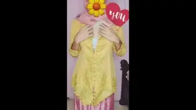 Kebaya Hijab Pink Unjuk Keberanian di Live